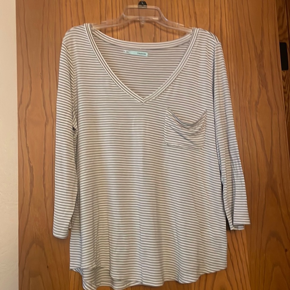 V-neck pocket tee